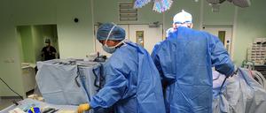 Die Überlastung des englischen Gesundheitsdienstes führt auch zu einer Häufung von Pannen bei Operationen (Symbolbild).