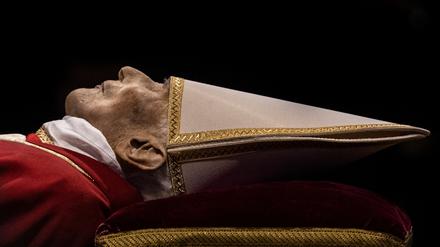 Der Leichnam des verstorbenen emeritierten Papstes Benedikt XVI. ist im Petersdom im Vatikan aufgebahrt.
