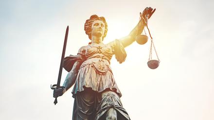Statue einer Justitia-Figur im Sonnenlicht (Symbolbild)