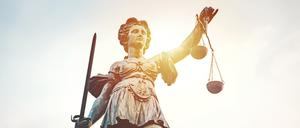 The statue of was Lady Justice with sun flare created by Johann Hocheisen and revealed in 1611. Gerechtigkeitsbrunnen, Roemerberg, Frankfurt am Main, Hessen, Deutschland.
