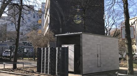 Das Kirchengebäude und die öffentliche Toilette in Schöneberg.