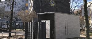 Das Kirchengebäude und die öffentliche Toilette in Schöneberg.