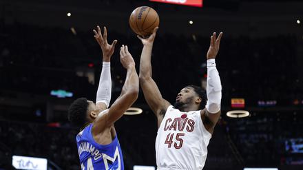 Duell der Ausnahmekönner: Giannis Antetokounmpo (links) versucht Donovan Mitchell zu stoppen.