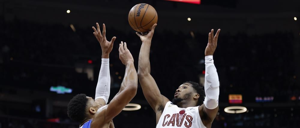 Duell der Ausnahmekönner: Giannis Antetokounmpo (links) versucht Donovan Mitchell zu stoppen.