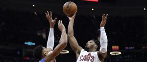 Duell der Ausnahmekönner: Giannis Antetokounmpo (links) versucht Donovan Mitchell zu stoppen.