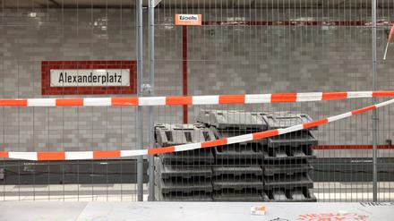 Der Pendelverkehr bleibt: Verkehrsstaatssekretärin Meike Niedbal konnte am Mittwoch keinen Termin nennen, wann die U2 wieder durchgehend befahren werden kann.
