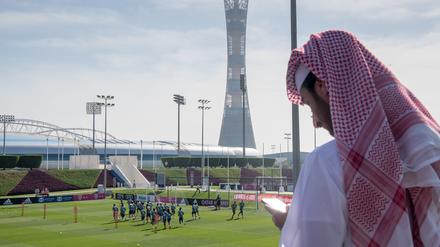 ARCHIV - 06.01.2019, Katar, Doha: Fußball: Bundesliga. Zuschauer beobachten das Training. Die Spieler des Fußball-Bundesligisten FC Bayern München laufen sich während einer Übungseinheit warm. (zu dpa: «Katar-Sponsoring des FC Bayern: Fanclub-Dachverband fordert Ende») Foto: Peter Kneffel/dpa +++ dpa-Bildfunk +++