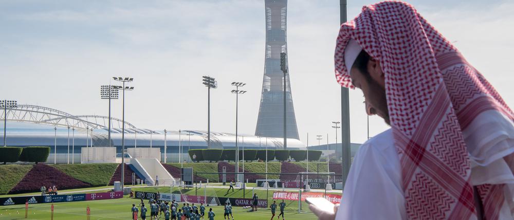 ARCHIV - 06.01.2019, Katar, Doha: Fußball: Bundesliga. Zuschauer beobachten das Training. Die Spieler des Fußball-Bundesligisten FC Bayern München laufen sich während einer Übungseinheit warm. (zu dpa: «Katar-Sponsoring des FC Bayern: Fanclub-Dachverband fordert Ende») Foto: Peter Kneffel/dpa +++ dpa-Bildfunk +++