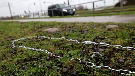 Eine Kette mit einem Schloss liegt an der Stelle, wo eine Statue für den Rammstein-Sänger Till Lindemann stand. 