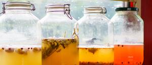 Wasserkefir in Einmachgläsern.