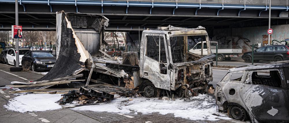 Ein ausgebrannter Lastkraftwagen steht nach Krawallen in der Silvesternacht in einer Straße im Berliner Bezirk Neukölln