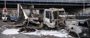 Ein ausgebrannter Lastkraftwagen steht nach Krawallen in der Silvesternacht in einer Straße im Berliner Bezirk Neukölln