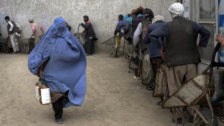 Lebensmittelausgabe einer Hilfsorganisation in Kabul. 