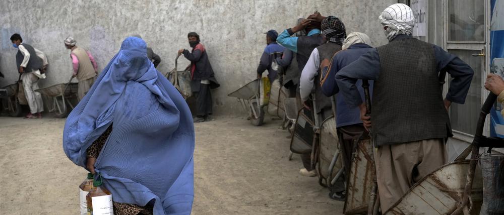 Lebensmittelausgabe einer Hilfsorganisation in Kabul.