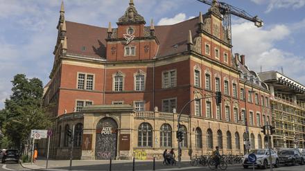 Das denkmalgeschützte Postgebäude in Neukölln. 