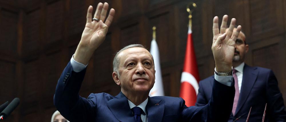 Recep Tayyip Erdogan ließ sich am Mittwoch von der Parlamentsfraktion seiner AKP feiern.