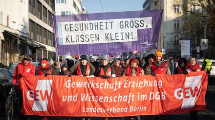 Mehrere hundert Menschen beteiligen sich an einer Demonstration zum 7. Warnstreik - Tag der Gewerkschaft GEW für kleinere Klassen. 