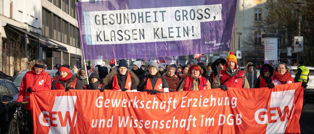 Die angestellten Lehrkräfte sind zm Streik aufgerufen.