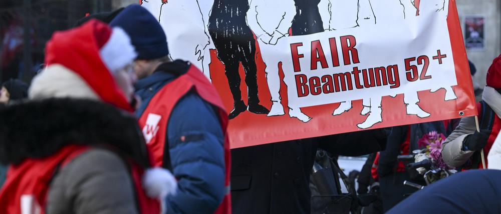 Bei der GEW-Demonstrationen im Dezember ging es auch um die Besserstellung älterer Lehrkräfte, die nicht verbeamtet werden können.
