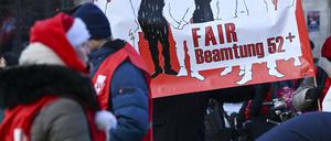 Bei der GEW-Demonstrationen im Dezember ging es auch um die Besserstellung älterer Lehrkräfte, die nicht verbeamtet werden können.