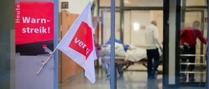 Eine Verdi-Fahne zu einem früheren Streik 2020 an der Charité.