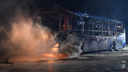 Feuerwehrmänner löschten an der Sonnenallee einen Reisebus.