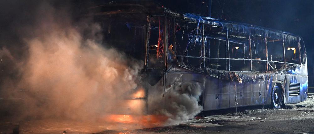 Feuerwehrmänner löschten an der Sonnenallee einen Reisebus.