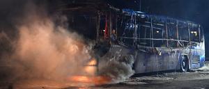 Feuerwehrmänner löschten an der Sonnenallee einen Reisebus.