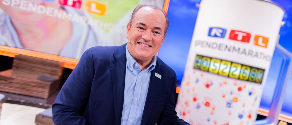 Wolfram Kons, Moderator des 27. RTL-Spendenmarathons, steht in den EMG Studios vor der Spendenanzeige.