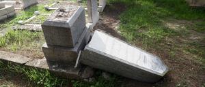 Auf dem Zionsfriedhof in Jerusalem wurden Grabsteine beschädigt und Kreuze zerbrochen. 