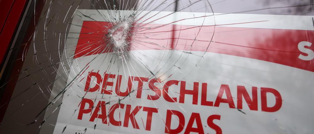 Eine eingeschlagene Fensterscheibe im Kurt-Schumacher-Haus, der Landesgeschäftsstelle der SPD im Wedding.