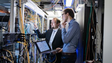 Christian Dörr (l.) ist Professor für Cybersicherheit und Unternehmenssicherheit am Hasso-Plattner-Institut.