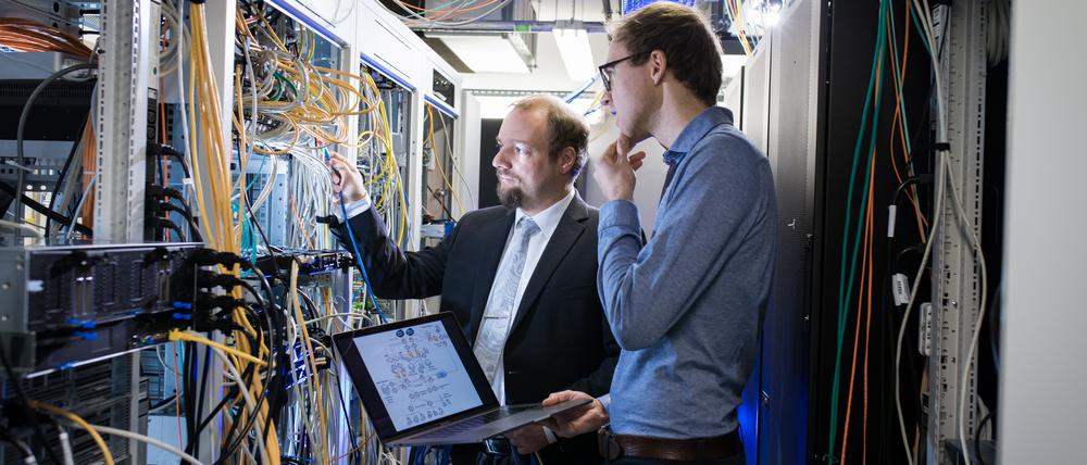 Christian Dörr (l.) ist Professor für Cybersicherheit und Unternehmenssicherheit am Hasso-Plattner-Institut.