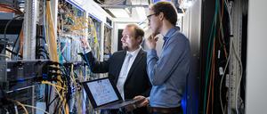 Christian Dörr (l.) ist Professor für Cybersicherheit und Unternehmenssicherheit am Hasso-Plattner-Institut.