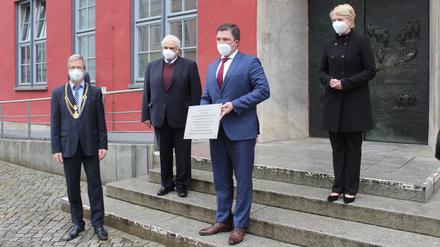 Zum Festakt im April 2021 in Greifswald (v.l.): Oberbürgermeister Stefan Fassbinder, der russische Botschafter Sergej Netschajew, Oleg Eremenko mit der Gedenktafel für seinen Großvater und Ministerpräsidentin Manuela Schwesig.