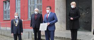 Zum Festakt im April 2021 in Greifswald (v.l.): Oberbürgermeister Stefan Fassbinder, der russische Botschafter Sergej Netschajew, Oleg Eremenko mit der Gedenktafel für seinen Großvater und Ministerpräsidentin Manuela Schwesig.