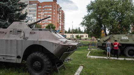 Ein kaputter Panzer auf einem Spielplatz in Sumy.