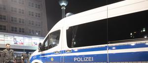 Ein Polizeiwagen steht an einer Absperrung am Alexanderplatz. (Archivbild)