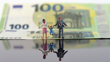 16.01.2021, Eine Familie mit Kleinkind am See. Symbolbild Finanzen 16.01.2021, Familien 16.01.2021, Familien *** 16 01 2021, A family with a small child at the lake Symbolic picture Finances 16 01 2021, Families 16 01 2021, Families 