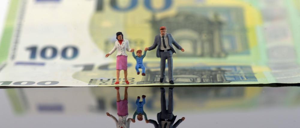 16.01.2021, Eine Familie mit Kleinkind am See. Symbolbild Finanzen 16.01.2021, Familien 16.01.2021, Familien *** 16 01 2021, A family with a small child at the lake Symbolic picture Finances 16 01 2021, Families 16 01 2021, Families