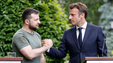 Männerpakt. Aber Panzer will Frankreichs Macron (re.) seinem ukrainischen Amtskollegen Selenskyj bisher doch nicht liefern  (Archivbild vom Juni 2022). 
