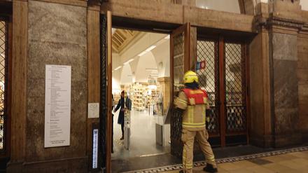 Der Eingang der Heinrich-Schulz-Bibliothek nach dem Einsatz.