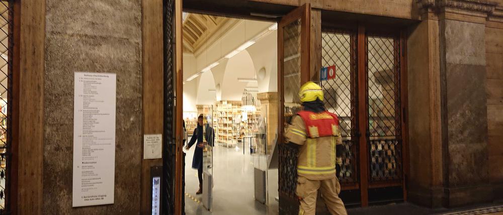 Der Eingang der Heinrich-Schulz-Bibliothek nach dem Einsatz.