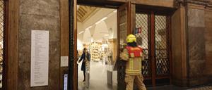 Der Eingang der Heinrich-Schulz-Bibliothek nach dem Einsatz.