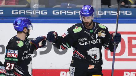 Morgan Ellis (r.) freut sich mit Giovanni Fiore über das 3:1, sein erstes Tor in dieser Saison.
