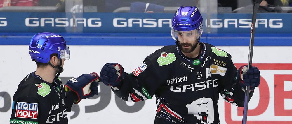Morgan Ellis (r.) freut sich mit Giovanni Fiore über das 3:1, sein erstes Tor in dieser Saison.