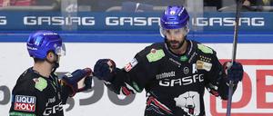 Morgan Ellis (r.) freut sich mit Giovanni Fiore über das 3:1, sein erstes Tor in dieser Saison.