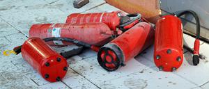 Containerbrand 14.12.2022, Chemnitz, Brand Am Mittwoch wurde die Feuerwehr gegen 16.00 Uhr in Chemnitz zur Wladimir-Sagorski-Straße 22 gerufen. Im Außenbereich unter einer Überdachung am Vita-Center brannte ein Bauschutt-Container. Es gab eine starke Rauchentwicklung. Offensichtlich hatte man schon versucht, den Brand mit mehreren Feuerlöschern zu bekämpfen. Feuerlöscher, Gebrauchte Handfeuerlöscher, Symbolbild Chemnitz Sachsen BRD *** Container fire 14 12 2022, Chemnitz, fire On Wednesday, the fire department was called around 16 00 clock in Chemnitz to Vladimir Sagorski Street 22 In the outdoor area under a canopy at the Vita Center burned a construction waste container There was a strong smoke development Obviously, one had alr