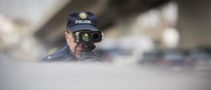 Ein Polizeibeamter bedient einen Geschwindigkeitsmesser im Rahmen einer Verkehrskontrolle in Berlin, 27.02.2018. KEIN MODEL RELEASE vorhanden, NO MODEL RELEASE available, NO MODEL RELEASE. Nur zu redaktioneller Verwendung! Berlin Deutschland *** A police officer operates a speedometer in the context of a traffic control in Berlin 27 02 2018 NO MODEL RELEASE available NO MODEL RELEASE available NO MODEL RELEASE For editorial use only Berlin Germany PUBLICATIONxINxGERxSUIxAUTxONLY Copyright: xFlorianxGaertner/photothek.netx