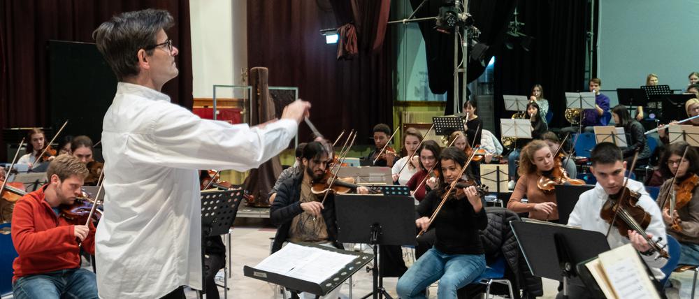 Dirigent Martin Braun bei der Probe.